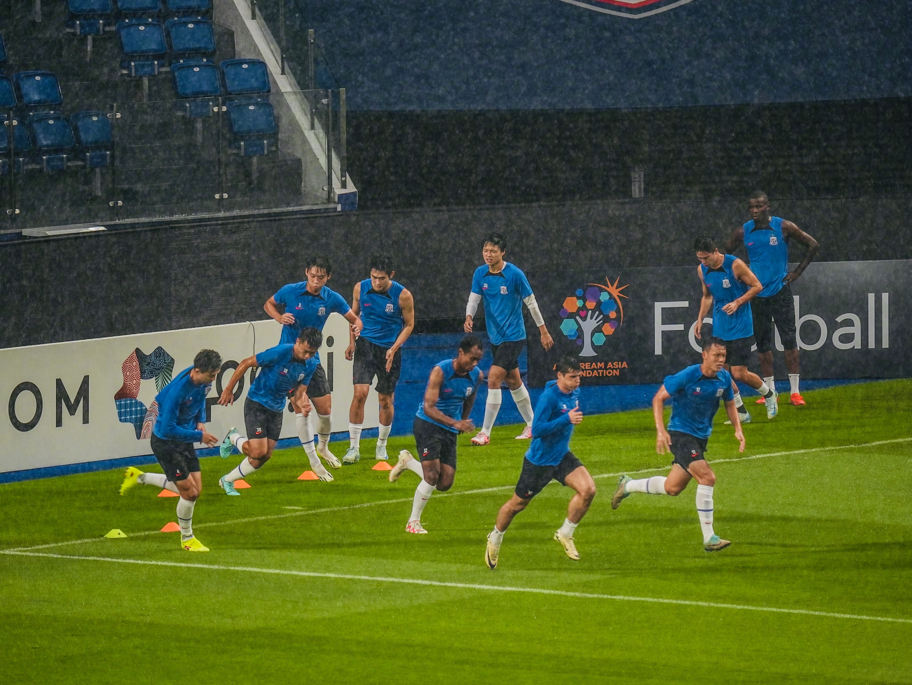  集结日阿贾克斯备战意甲，手感冰凉细节曝光，压力陡增，赛程密集仍需轮换